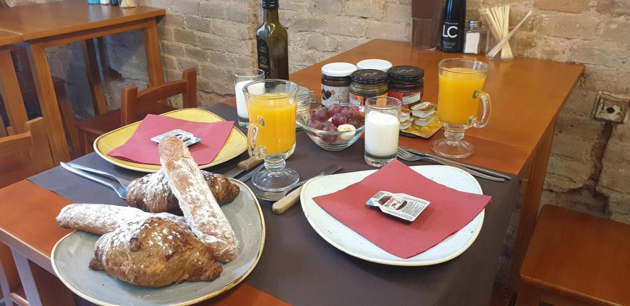Hotel Hostal Chic 산펠리우데기솔스 외부 사진